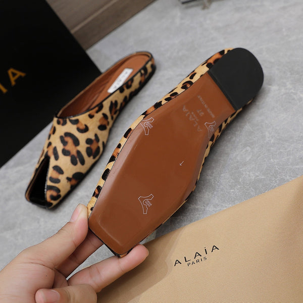 MULE PIATTA ALAIA IN PELLE DI AGNELLO LEOPARDATA