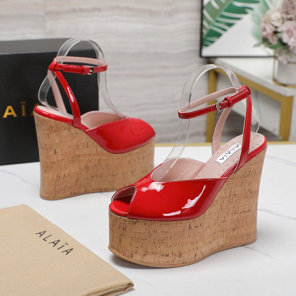 SANDALO ALAIA CON ZEPPA IN VITELLO LUCIDO ROSSO CREMISANO E GOMMA BEIGE