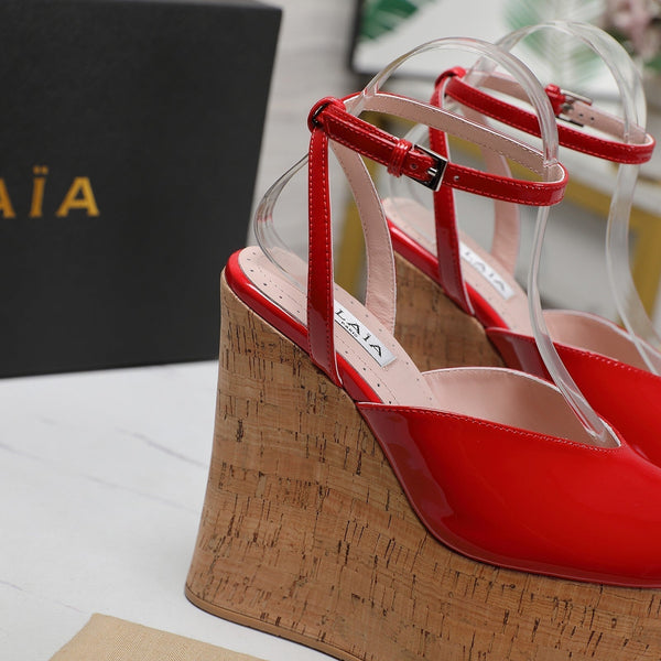 SANDALO ALAIA CON ZEPPA IN VITELLO LUCIDO ROSSO CREMISANO E GOMMA BEIGE