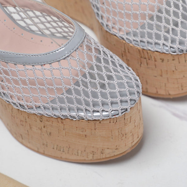 SANDALO ALAIA CON ZEPPA IN RETE GRIGIO CHIARO E GOMMA BEIGE