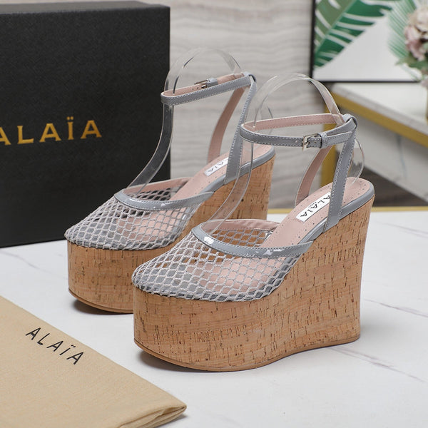 SANDALO ALAIA CON ZEPPA IN RETE GRIGIO CHIARO E GOMMA BEIGE