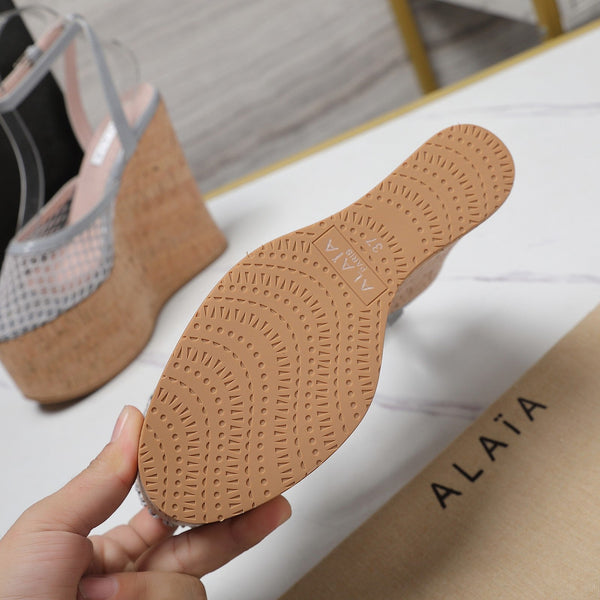 SANDALO ALAIA CON ZEPPA IN RETE GRIGIO CHIARO E GOMMA BEIGE