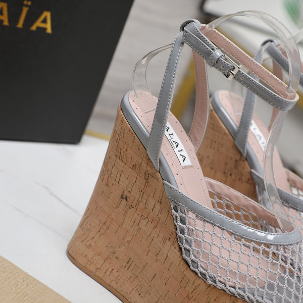 SANDALO ALAIA CON ZEPPA IN RETE GRIGIO CHIARO E GOMMA BEIGE