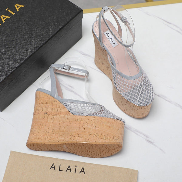 SANDALO ALAIA CON ZEPPA IN RETE GRIGIO CHIARO E GOMMA BEIGE