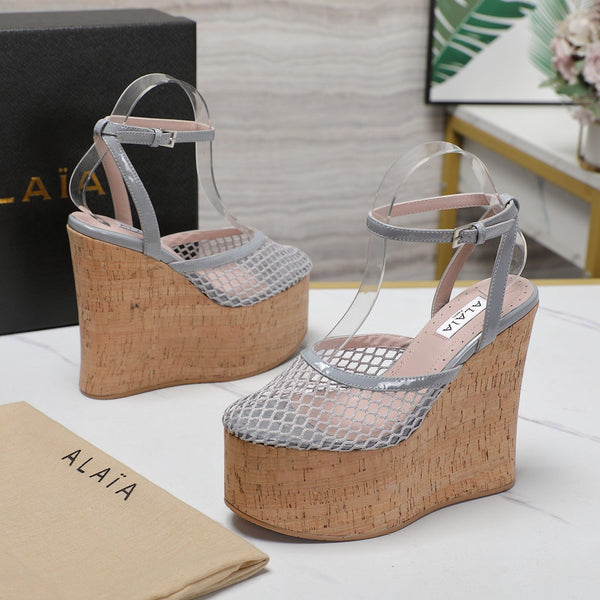 SANDALO ALAIA CON ZEPPA IN RETE GRIGIO CHIARO E GOMMA BEIGE