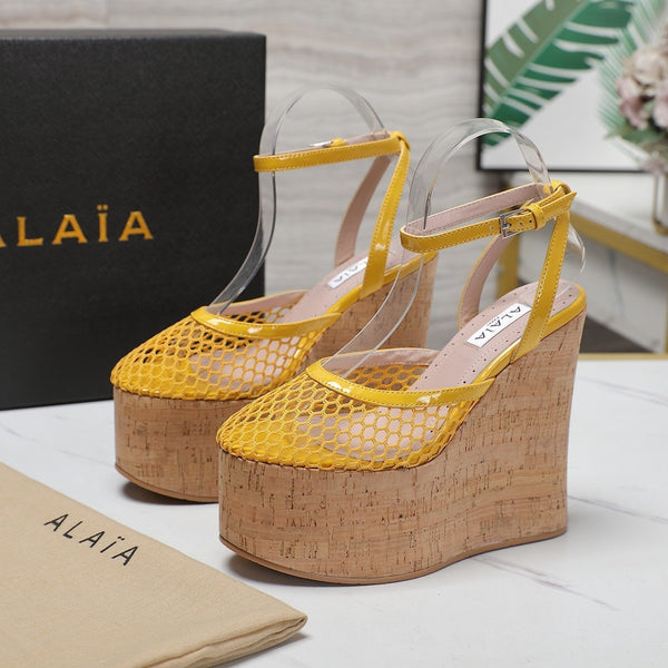SANDALO ALAIA CON ZEPPA IN RETE GIALLA E GOMMA BEIGE