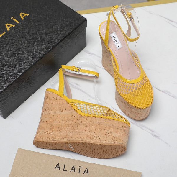 SANDALO ALAIA CON ZEPPA IN RETE GIALLA E GOMMA BEIGE