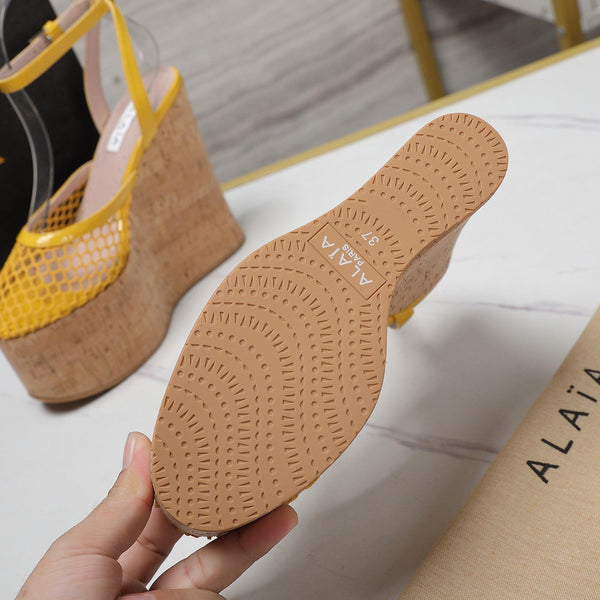 SANDALO ALAIA CON ZEPPA IN RETE GIALLA E GOMMA BEIGE