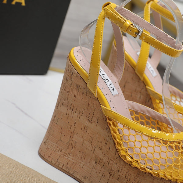 SANDALO ALAIA CON ZEPPA IN RETE GIALLA E GOMMA BEIGE