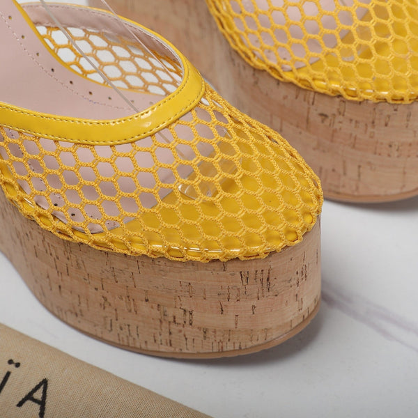 SANDALO ALAIA CON ZEPPA IN RETE GIALLA E GOMMA BEIGE