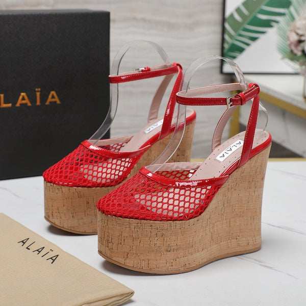 SANDALO ALAIA CON ZEPPA IN RETE ROSSO CILIEGIA E GOMMA BEIGE