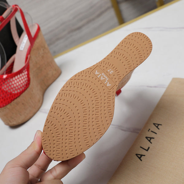 SANDALO ALAIA CON ZEPPA IN RETE ROSSO CILIEGIA E GOMMA BEIGE