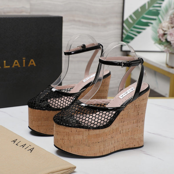SANDALO ALAIA CON ZEPPA IN RETE NERA E GOMMA BEIGE