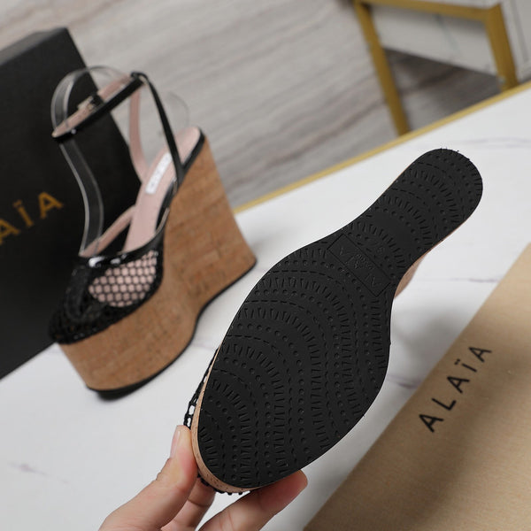 SANDALO ALAIA CON ZEPPA IN RETE NERA E GOMMA BEIGE