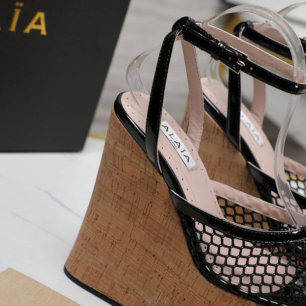 SANDALO ALAIA CON ZEPPA IN RETE NERA E GOMMA BEIGE