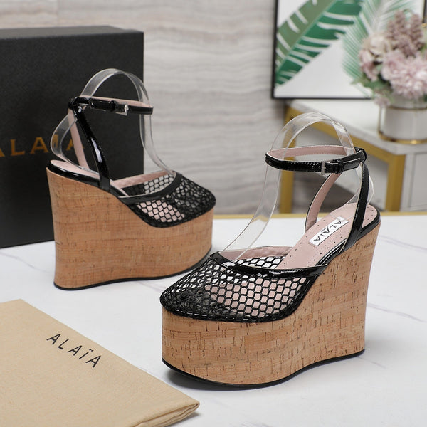 SANDALO ALAIA CON ZEPPA IN RETE NERA E GOMMA BEIGE