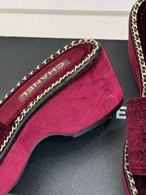 THICK SOLE WEDGE SLIPPERS IN MAROON RED VELVET