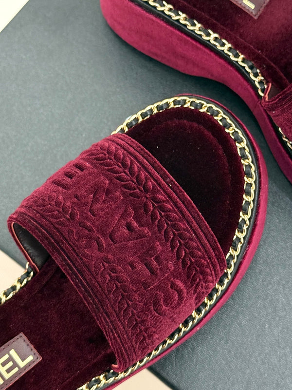 THICK SOLE WEDGE SLIPPERS IN MAROON RED VELVET