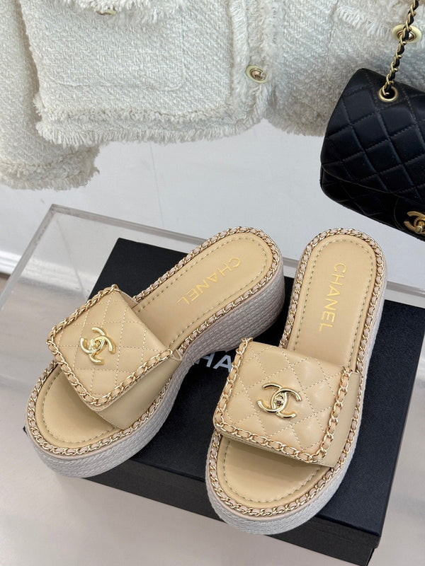 PANTOFOLA CON CUORE A CATENA E SUOLA SPESSA IN PELLE DI AGNELLO BEIGE BISQUE