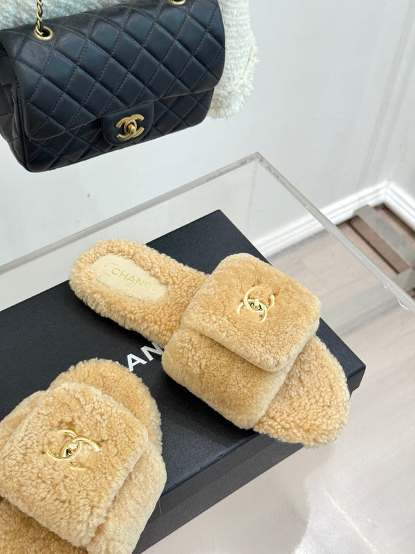 Ciabatte Chanel 25 con fibbia e suola spessa, beige, lana 465382