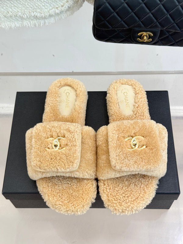 Ciabatte Chanel 25 con fibbia e suola spessa, beige, lana 465382