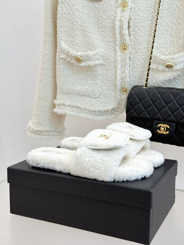 Ciabatte Chanel 25 con fibbia e suola spessa, in lana bianca 465383