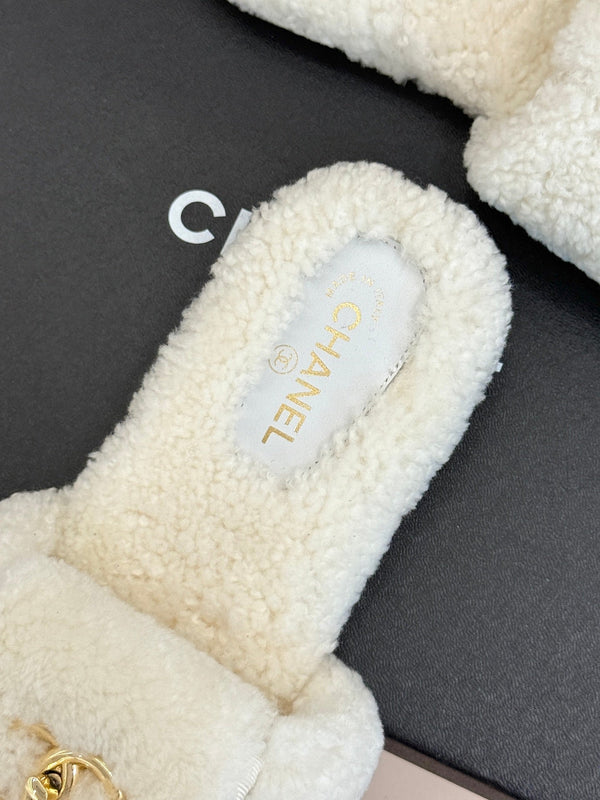 Ciabatte Chanel 25 con fibbia e suola spessa, in lana bianca 465383
