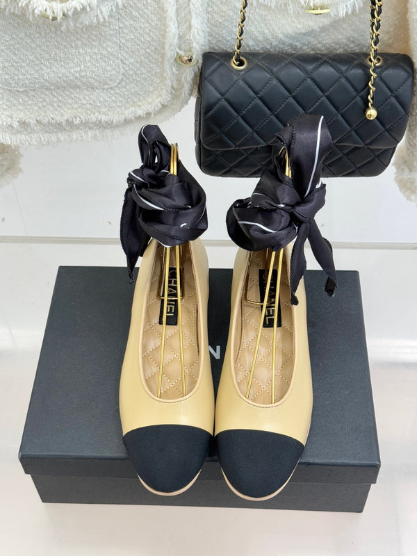 Ballerines plates ruban double C CC 26C en tissu et cuir de veau noir beige 557534