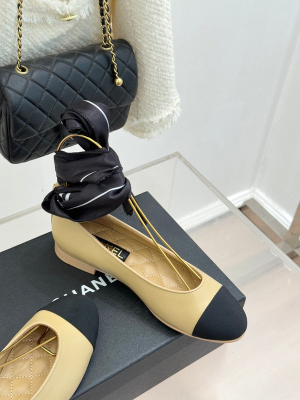 Ballerines plates ruban double C CC 26C en tissu et cuir de veau noir beige 557534
