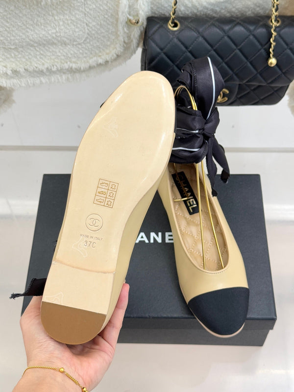 Ballerines plates ruban double C CC 26C en tissu et cuir de veau noir beige 557534