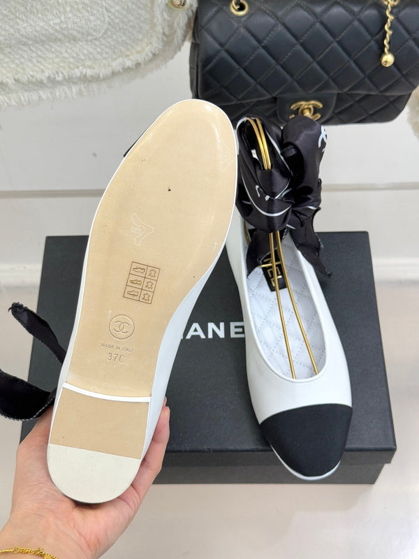 CC 26C Double C Ruban Ballerines Plates Noir Blanc Tissu Peau de Veau 557537