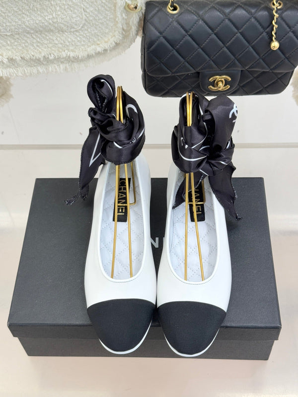 CC 26C Double C Ruban Ballerines Plates Noir Blanc Tissu Peau de Veau 557537