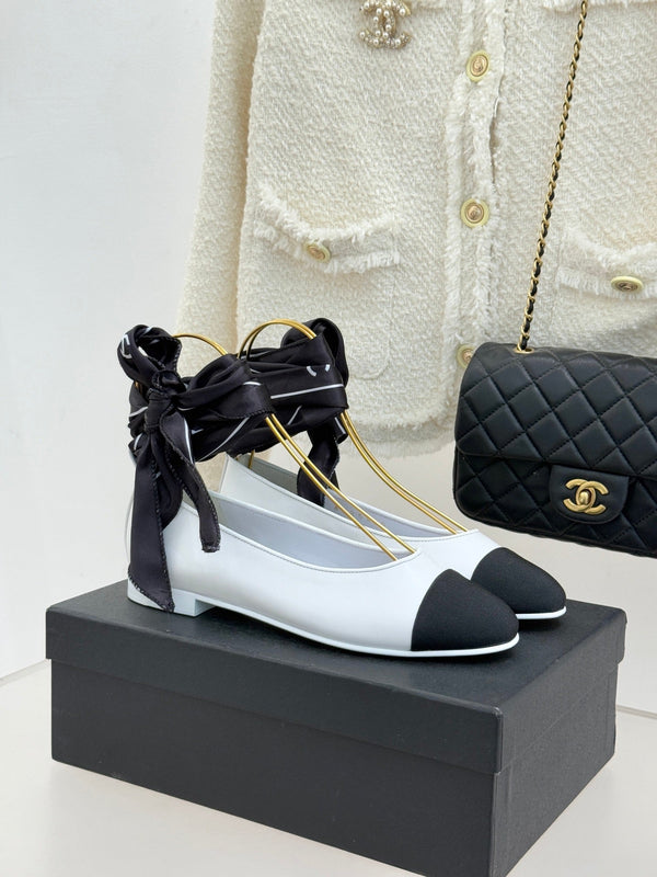 CC 26C Double C Ruban Ballerines Plates Noir Blanc Tissu Peau de Veau 557537