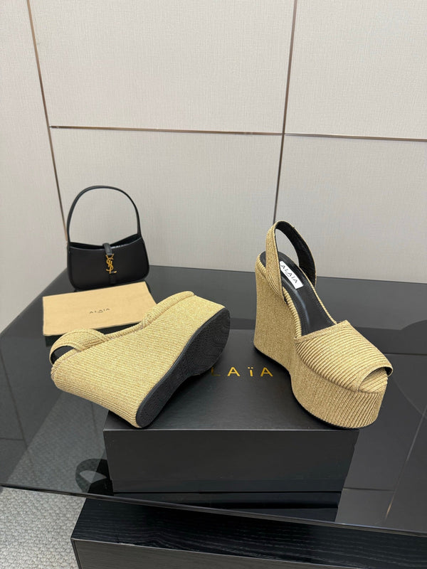 Sandalo con plateau ALAIA in montone beige dorato 389630