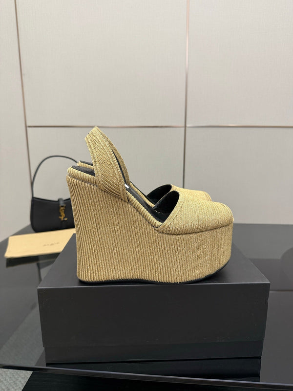 Sandalo con plateau ALAIA in montone beige dorato 389630