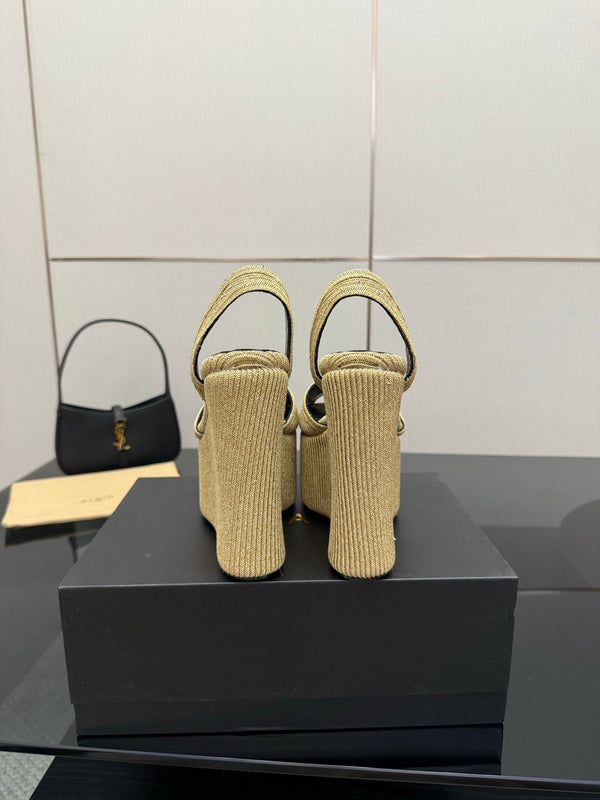 Sandalo con plateau ALAIA in montone beige dorato 389630