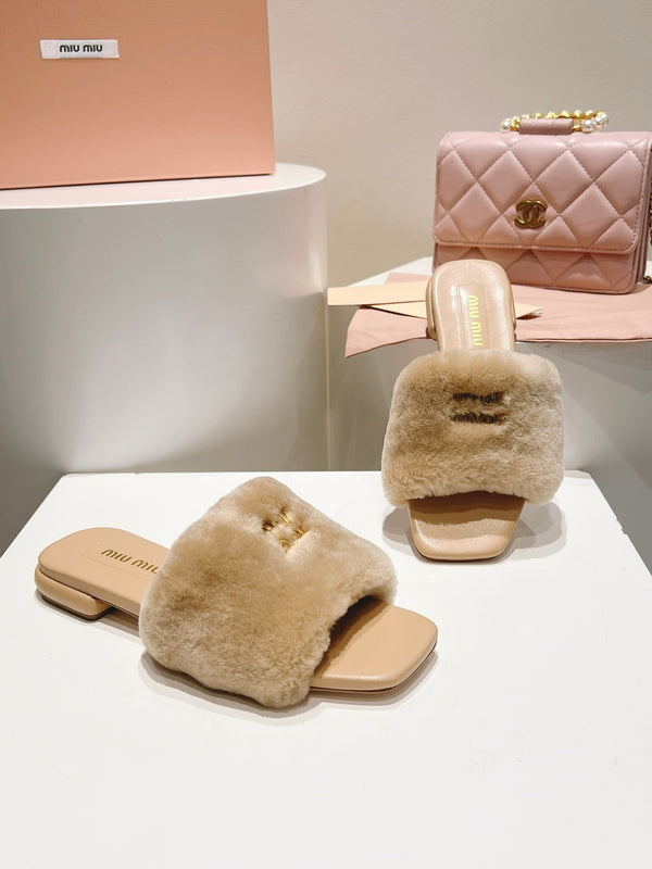 Mules Miu Miu en fourrure et cuir beige 739560