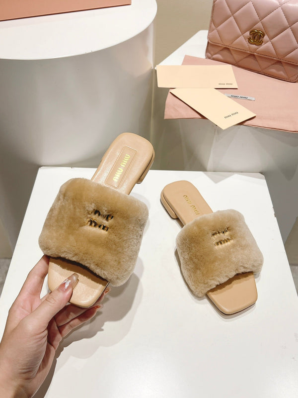 Mules Miu Miu en fourrure et cuir beige 739560
