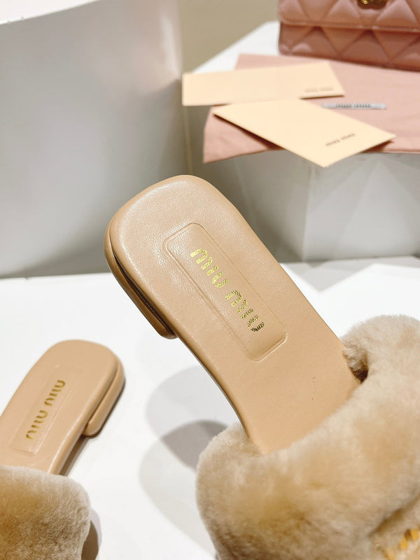 Mules Miu Miu en fourrure et cuir beige 739560