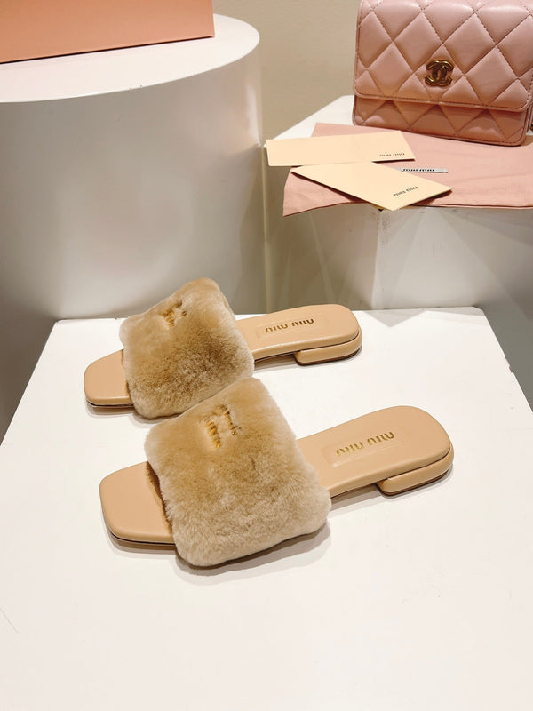Mules Miu Miu en fourrure et cuir beige 739560