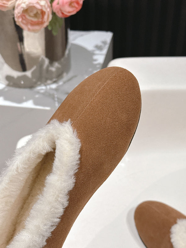 The Row 2025 Chaussures plates doublées fourrure Marron clair et Blanc Daim Laine 560507