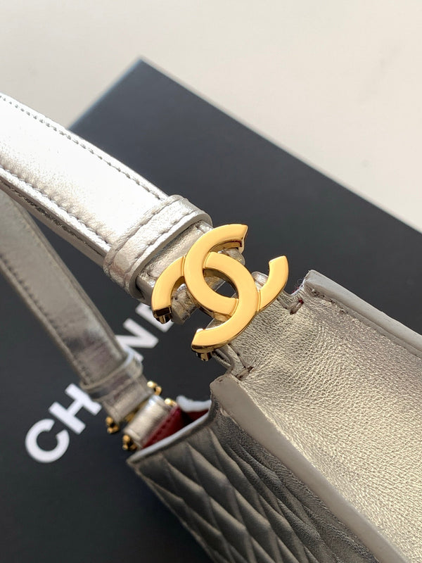 Sac bandoulière Hobo Chanel Noël 25 édition limitée agneau argenté 324809