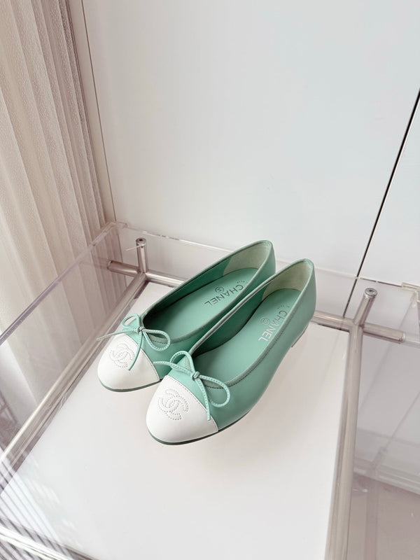 Ballerines Chanel 2026 en agneau vert menthe et blanc 697402
