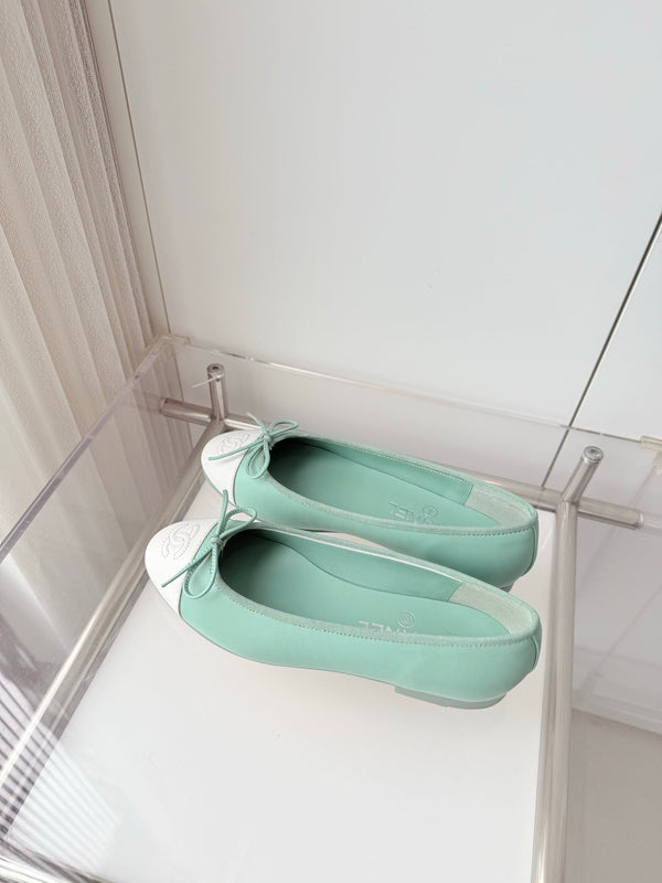 Ballerines Chanel 2026 en agneau vert menthe et blanc 697402