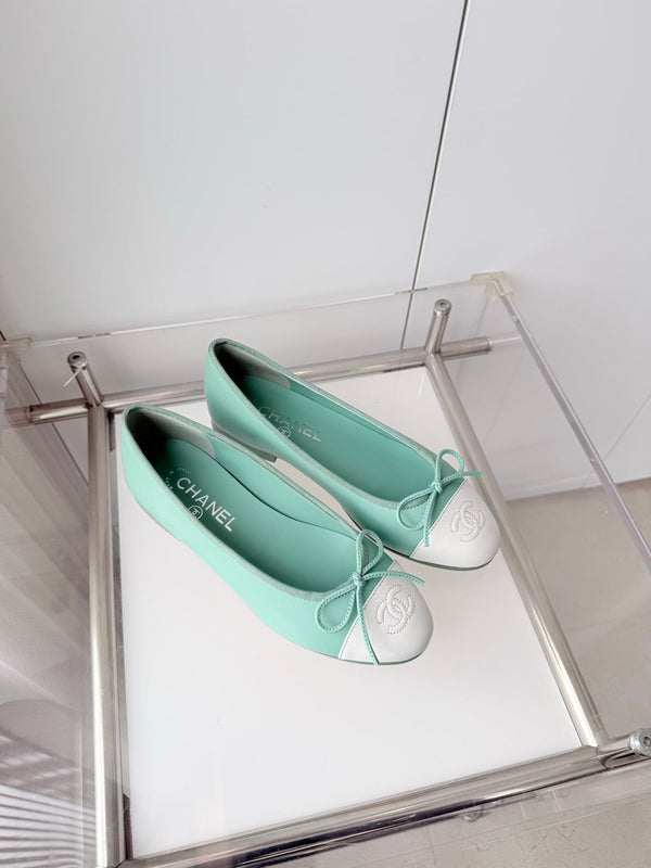 Ballerines Chanel 2026 en agneau vert menthe et blanc 697402