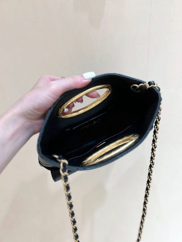 POCHETTE 25 IN PELLE DI MONTONE NERA CON FERRAMENTA ORO 