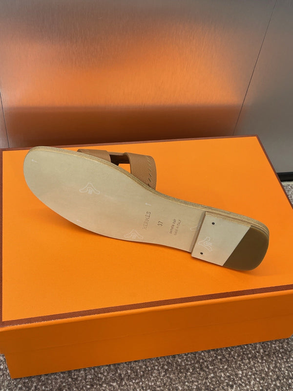Sandalo HM 25 Oran in pelle Epsom perforata color oro