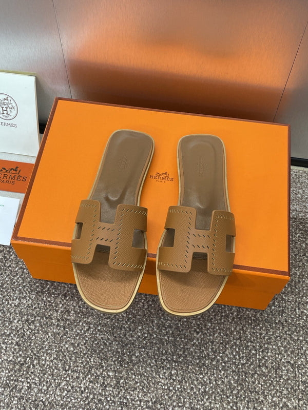 Sandalo HM 25 Oran in pelle Epsom perforata color oro