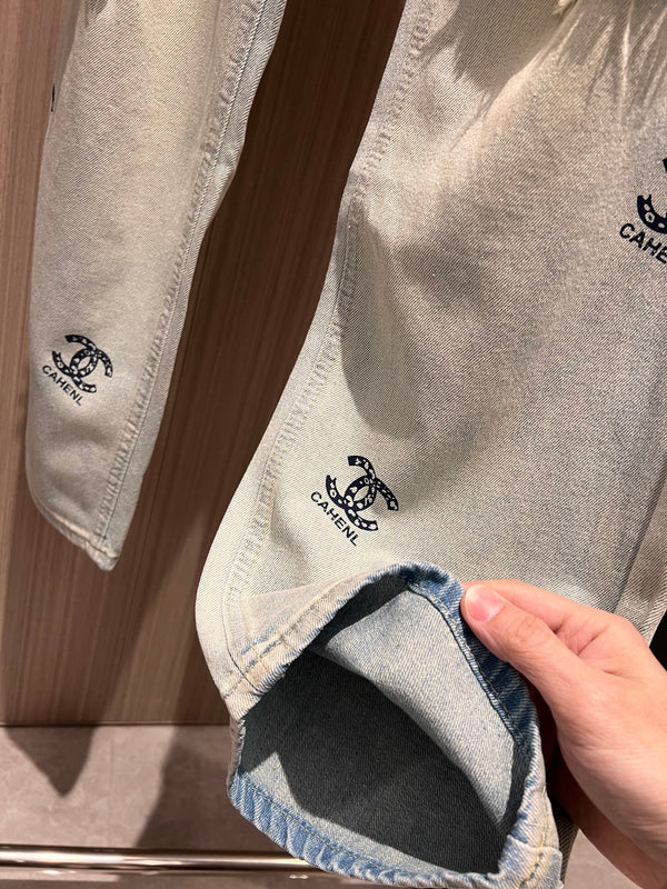 Jeans strappati stampati con doppia C CC in cotone blu chiaro retrò