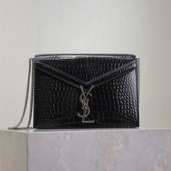 SAC CASSANDRA CHAÎNE 22 EN CUIR DE VEAU NOIR MOTIF CROCODILE ET QUINCAILLERIE EN MÉTAL ARGENTÉ